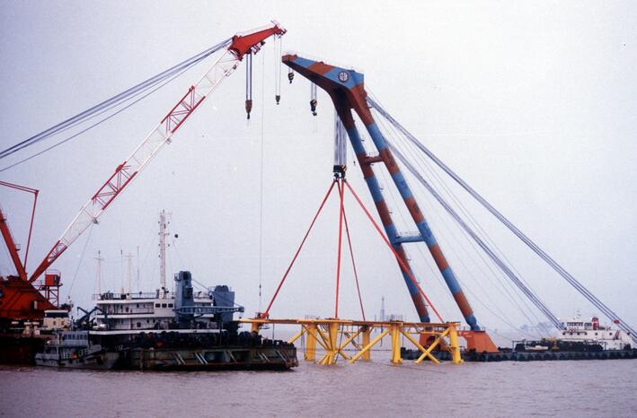 800t海上鉆井平臺導(dǎo)管架吊裝工程